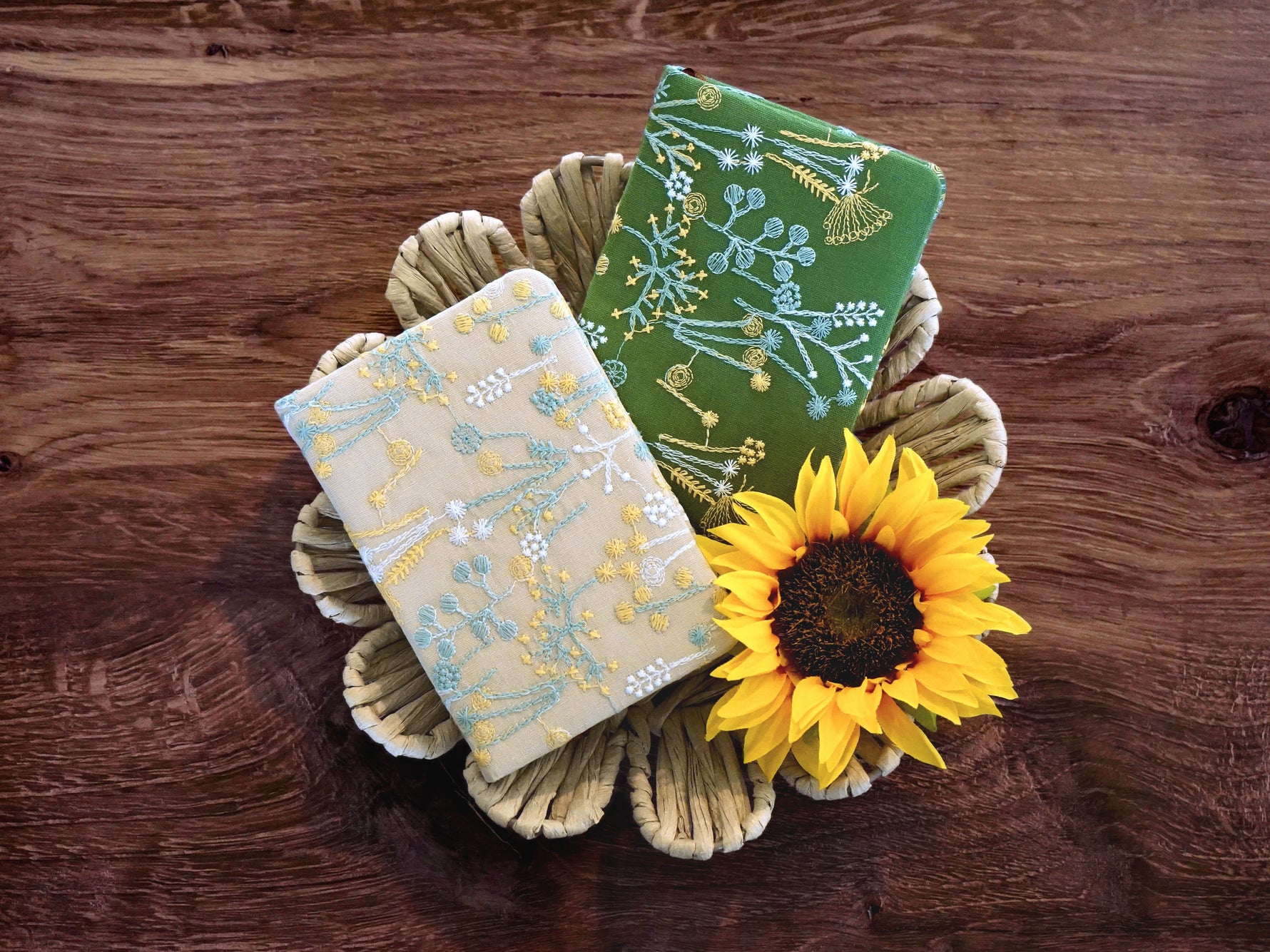 Floral embroidered notebook in your choice of either meadow green or cream. Comes with Gold Ballpoint Pen